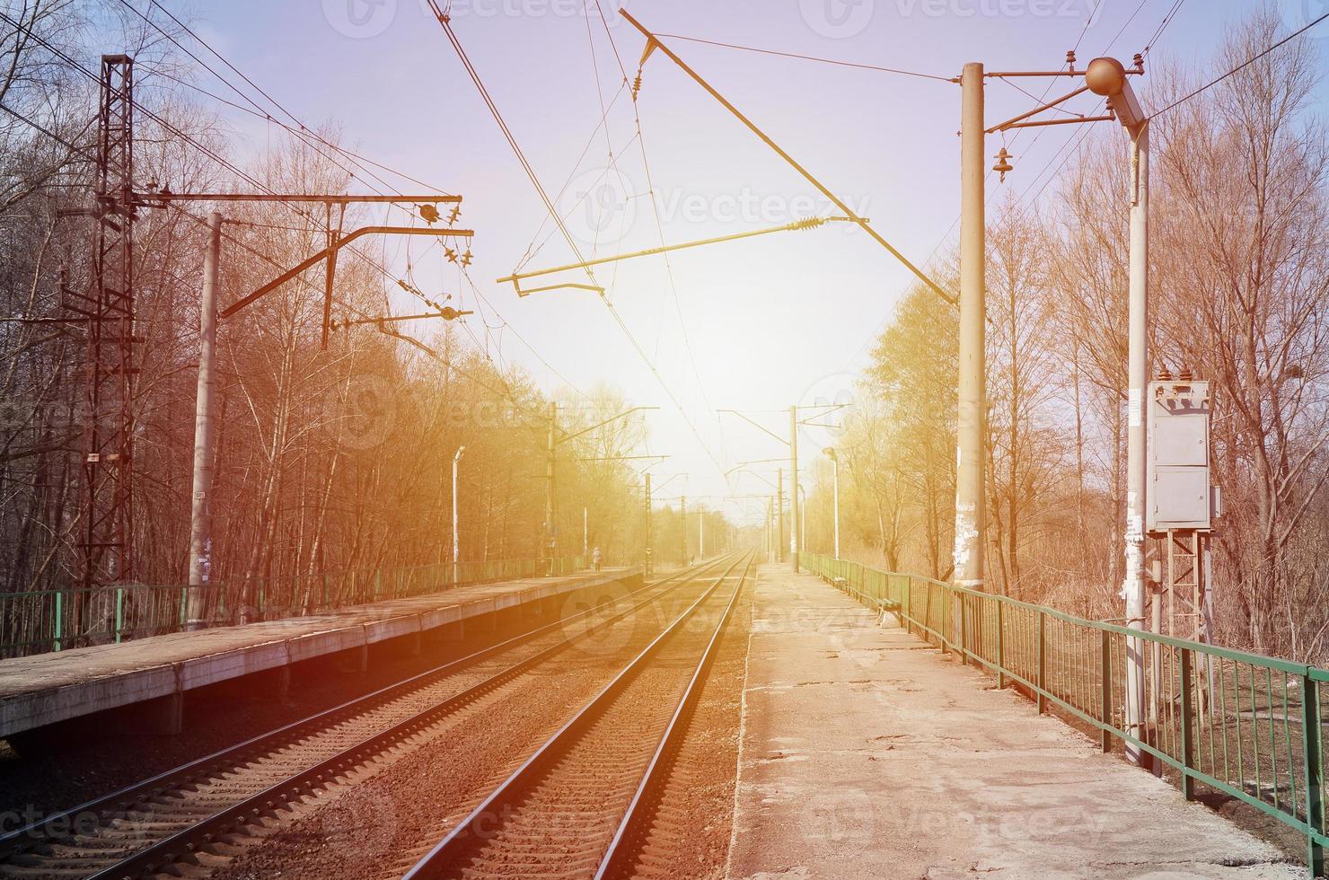 een spoorweg station met platformen voor aan het wachten voor treinen foto