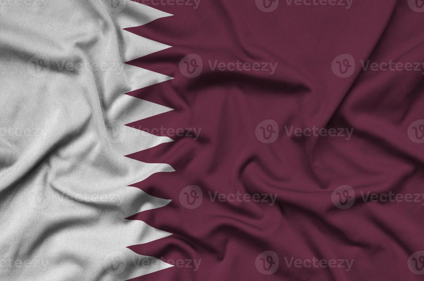 qatar vlag is afgebeeld Aan een sport- kleding kleding stof met veel vouwen. sport team banier foto