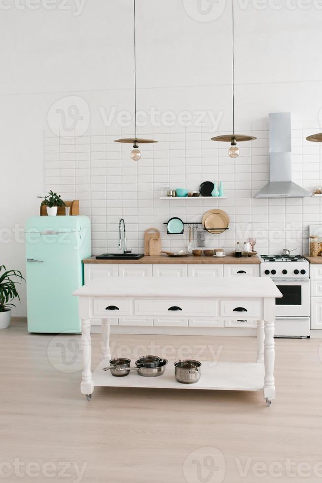 helder scandinavische stijl keuken met mintkleurig koelkast foto