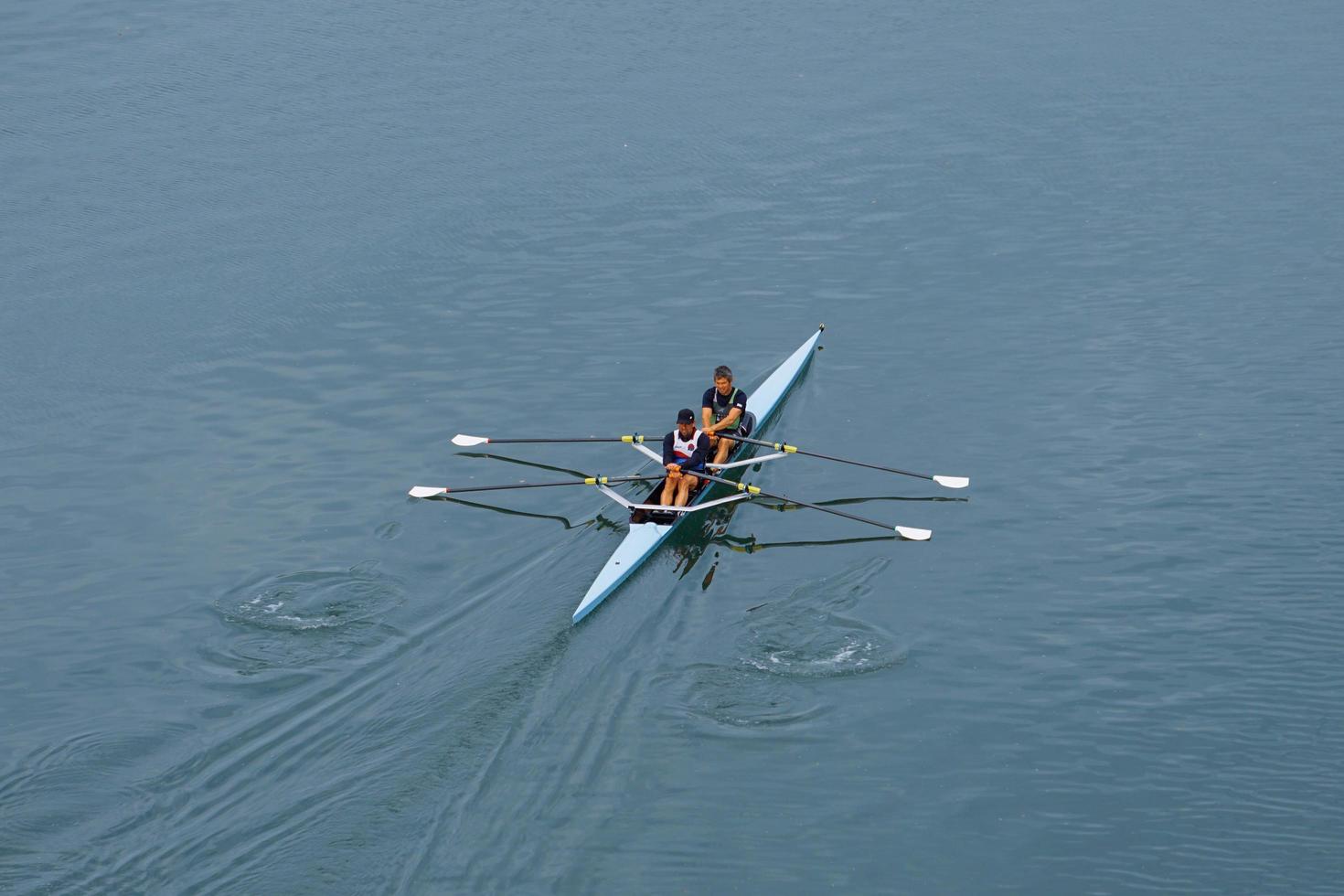 Bilbao, vizcaya, Spanje, 2022 - atleet in kano Aan de zenuwpijn rivier- in Bilbao stad, baskisch land, Spanje foto