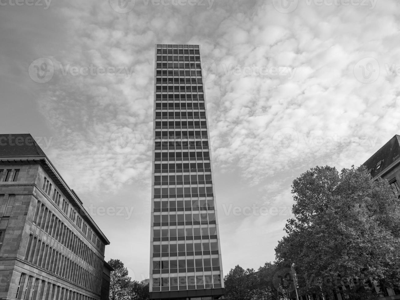 de stad van dusseldorf Bij de Rijn rivier- foto