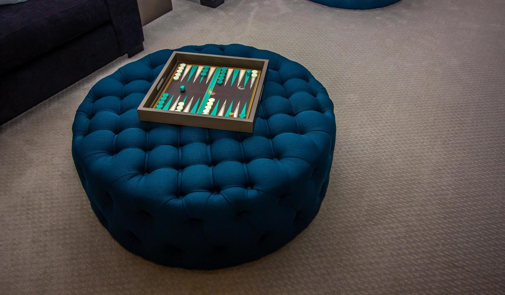 backgammon spel van blauw gestoffeerd poef foto