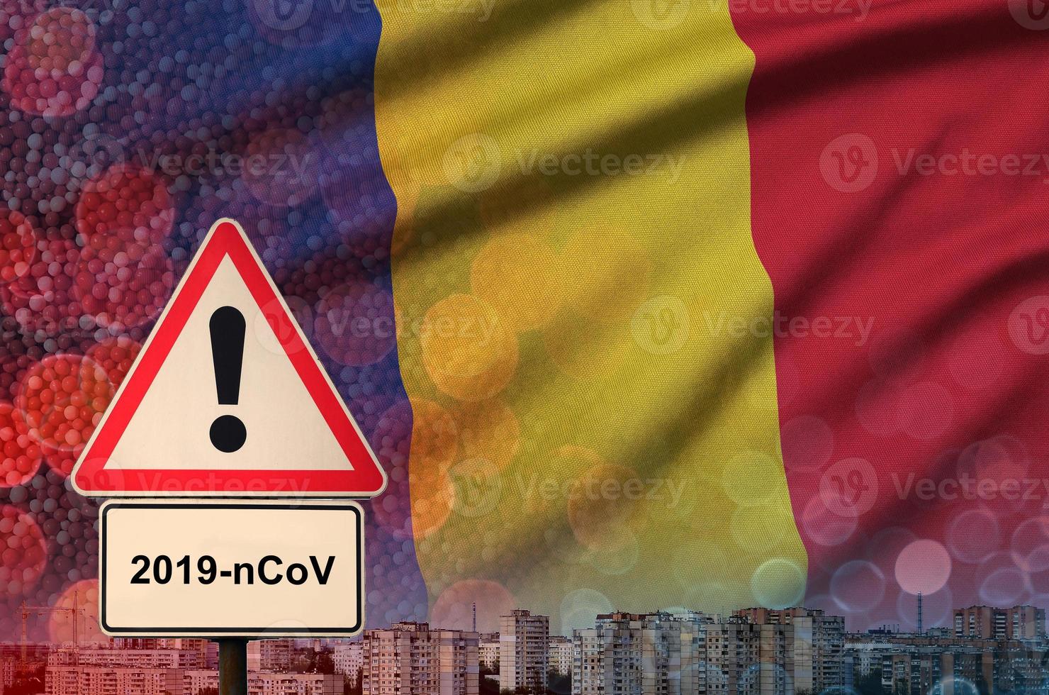 Roemenië vlag en coronavirus 2019-ncov alarm teken. concept van hoog waarschijnlijkheid van roman coronavirus het uitbreken door op reis toeristen foto