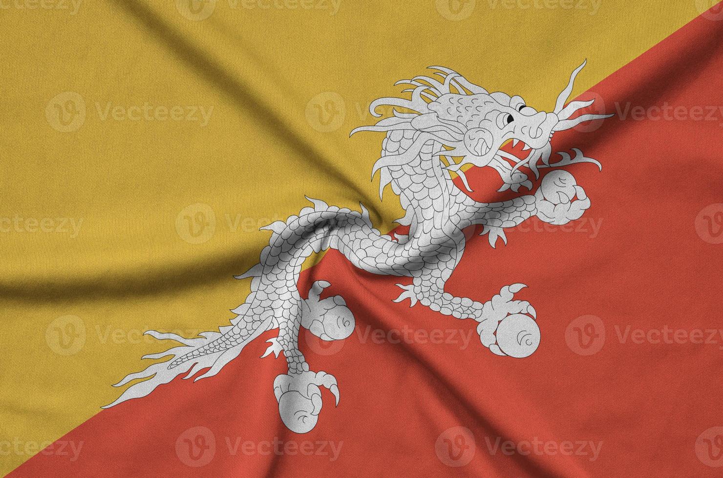 Bhutan vlag is afgebeeld Aan een sport- kleding kleding stof met veel vouwen. sport team banier foto