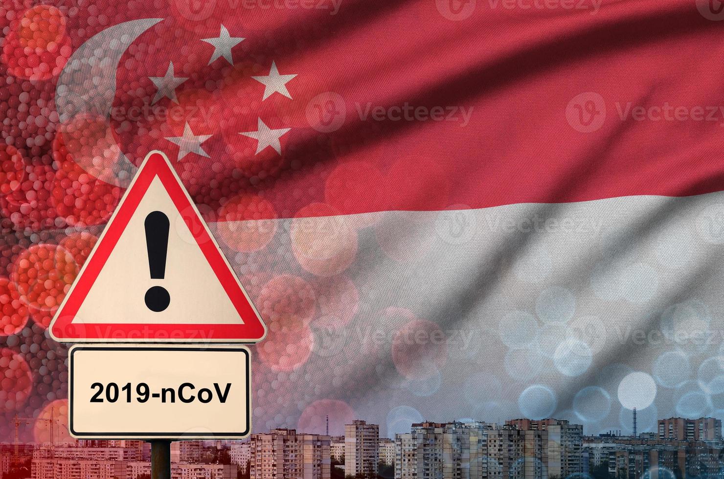 Singapore vlag en coronavirus 2019-ncov alarm teken. concept van hoog waarschijnlijkheid van roman coronavirus het uitbreken door op reis toeristen foto