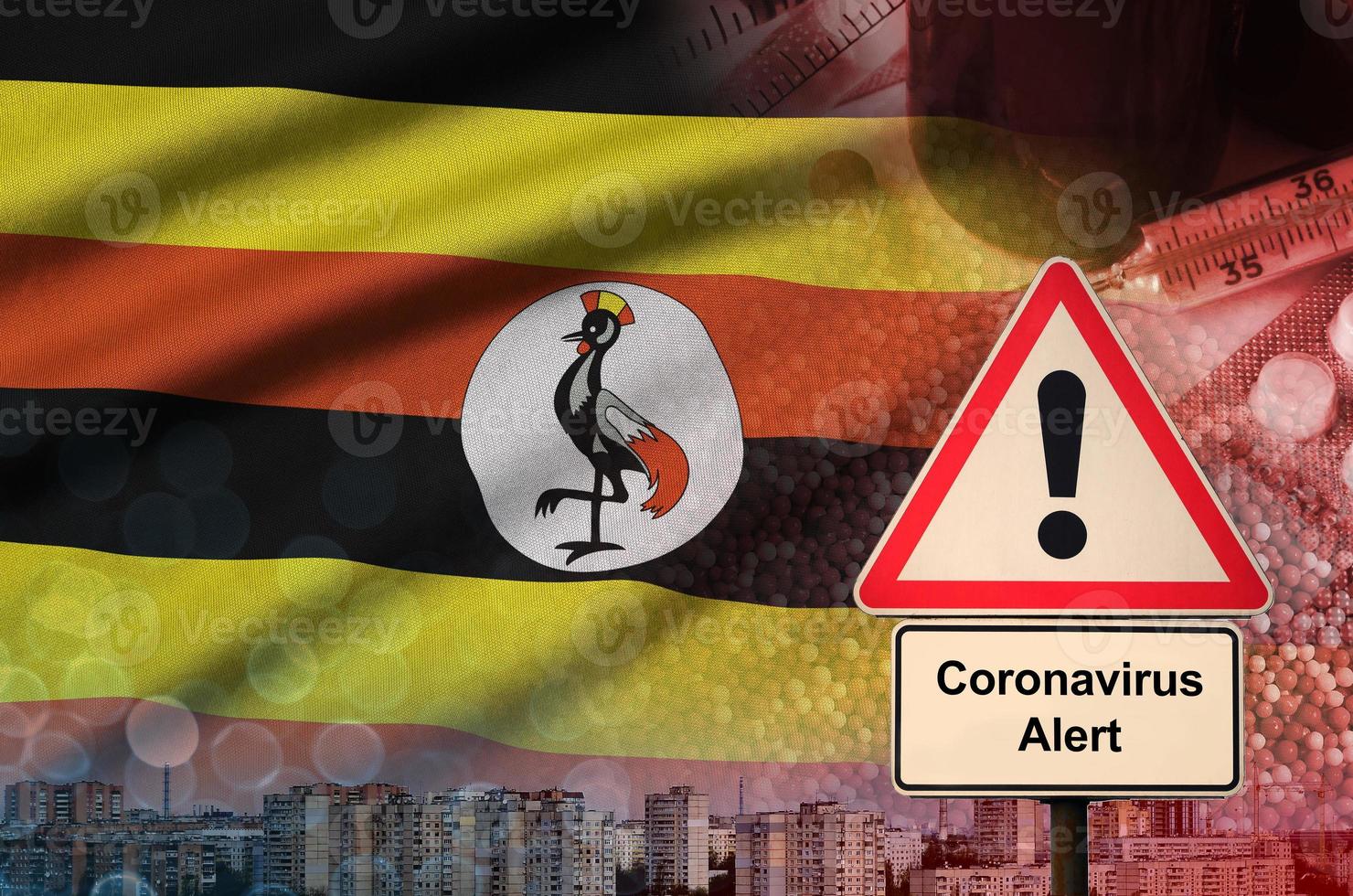 Oeganda vlag en coronavirus 2019-ncov alarm teken. concept van hoog waarschijnlijkheid van roman coronavirus het uitbreken door op reis toeristen foto