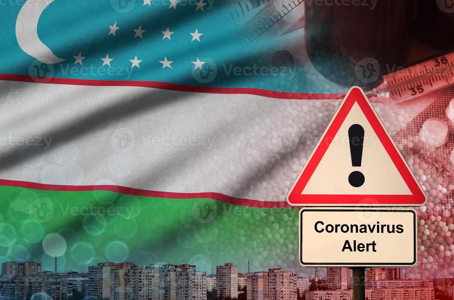 Oezbekistan vlag en coronavirus 2019-ncov alarm teken. concept van hoog waarschijnlijkheid van roman coronavirus het uitbreken door op reis toeristen foto