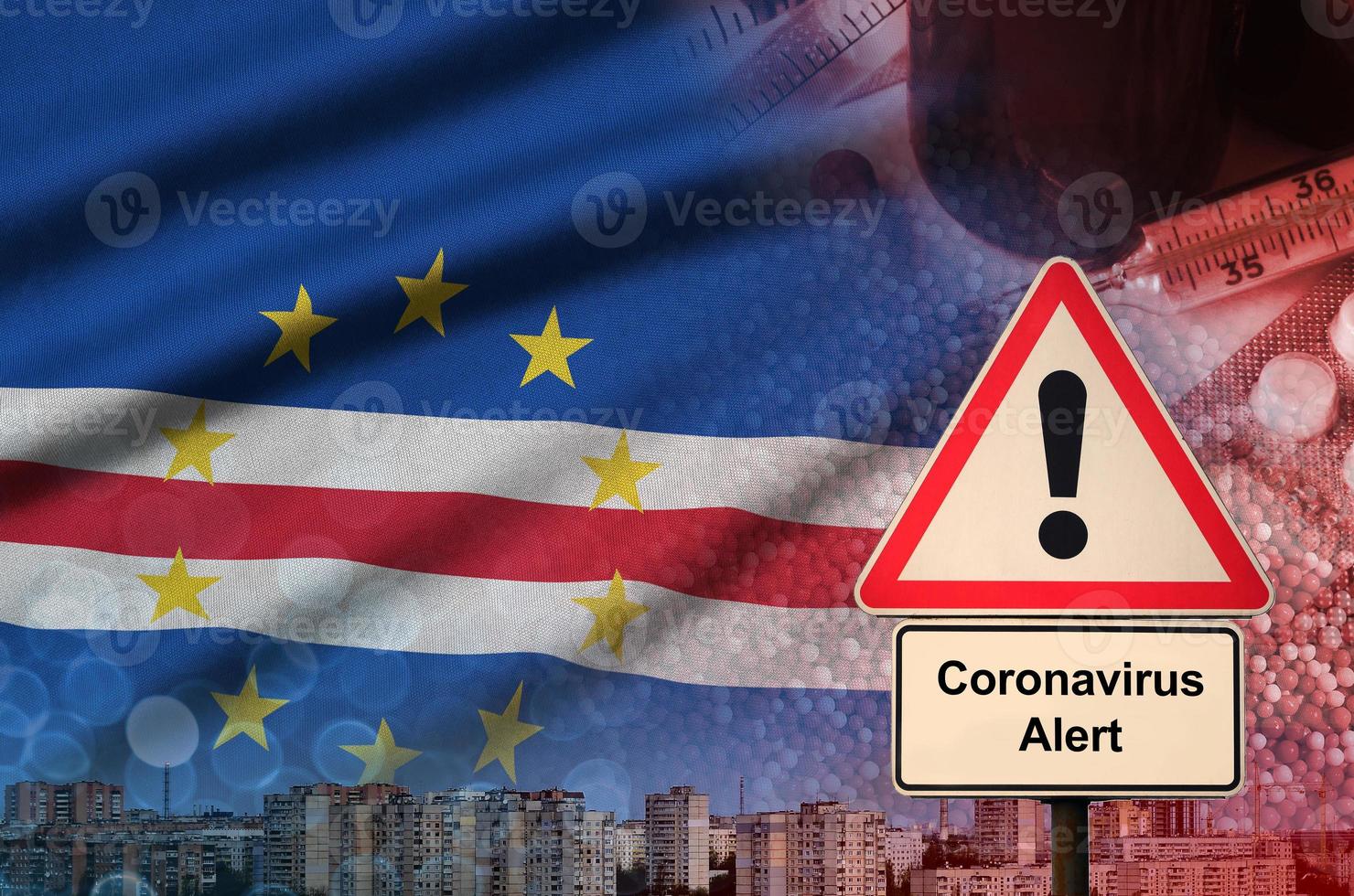 cabo verde vlag en coronavirus 2019-ncov alarm teken. concept van hoog waarschijnlijkheid van roman coronavirus het uitbreken door op reis toeristen foto