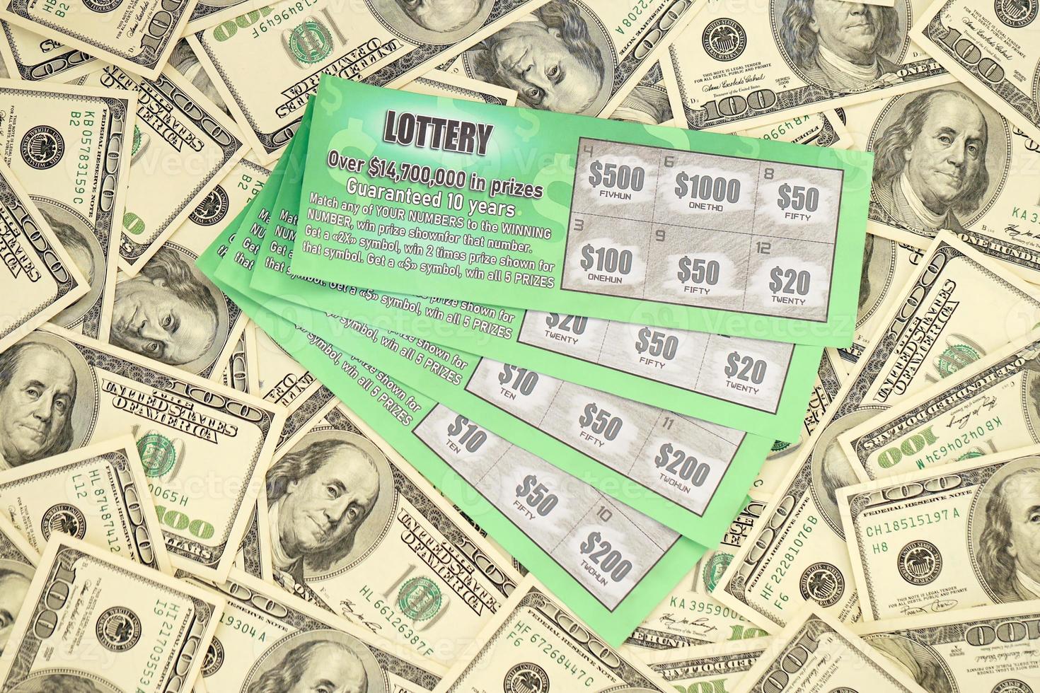dichtbij omhoog visie van groen loterij krassen kaarten en ons dollar rekeningen. veel gebruikt nep ogenblik loterij kaartjes met het gokken resultaten. het gokken verslaving foto