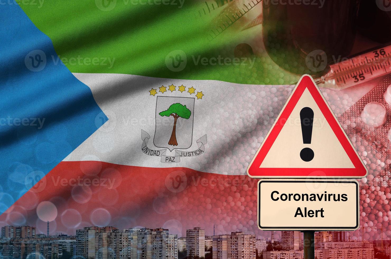 equatoriaal Guinea vlag en coronavirus 2019-ncov alarm teken. concept van hoog waarschijnlijkheid van roman coronavirus het uitbreken door op reis toeristen foto