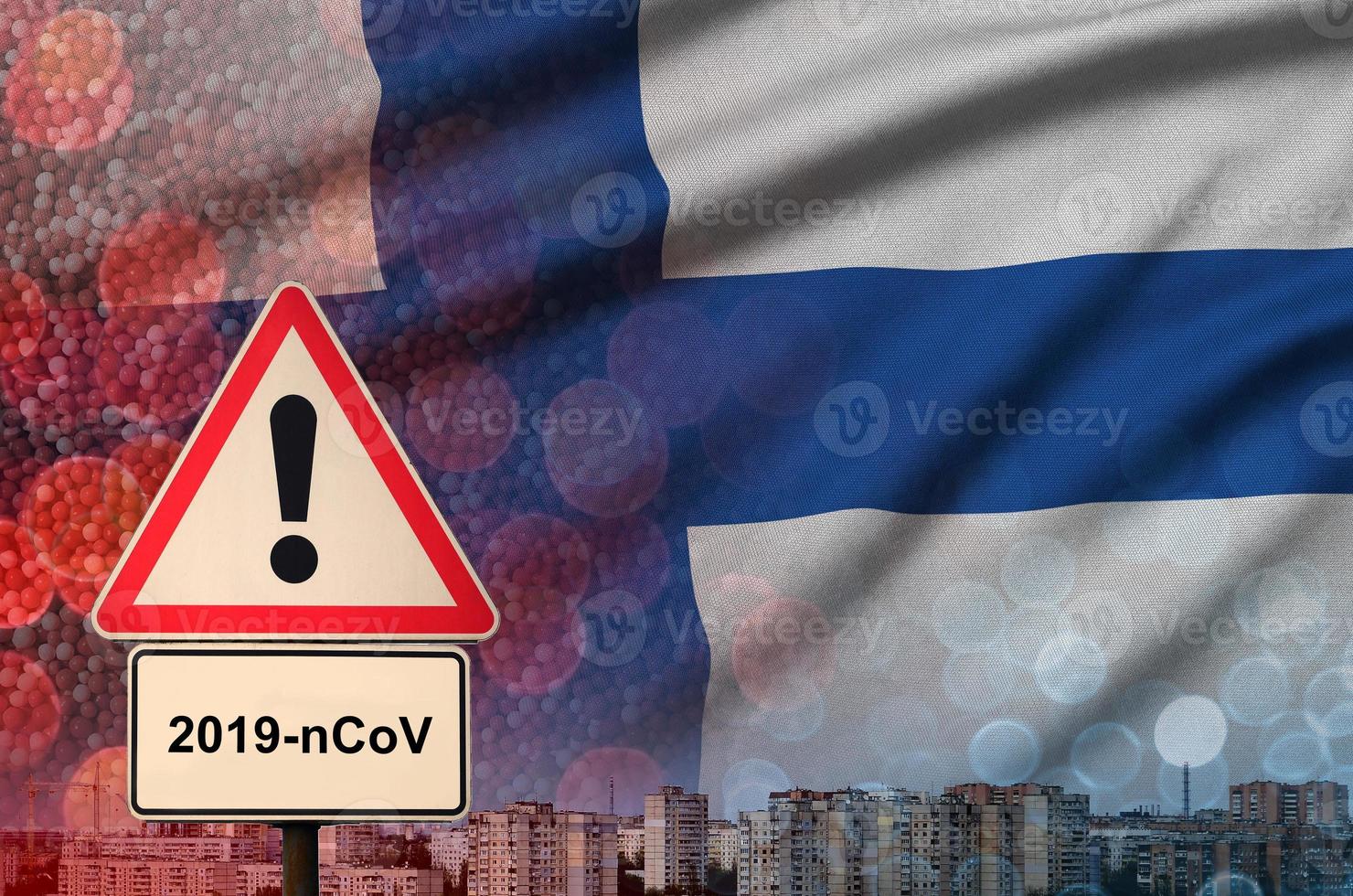 Finland vlag en coronavirus 2019-ncov alarm teken. concept van hoog waarschijnlijkheid van roman coronavirus het uitbreken door op reis toeristen foto