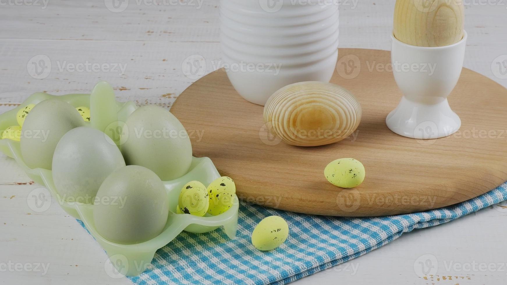 Pasen keuken ontwerp. nog steeds leven van eieren en een keuken houten bord Aan een wit achtergrond. voorgrond. kopiëren ruimte foto