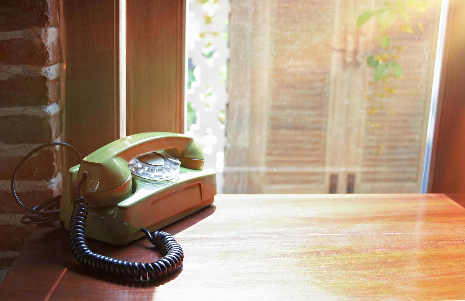 wijnoogst huis telefoon Aan tafel door venster foto