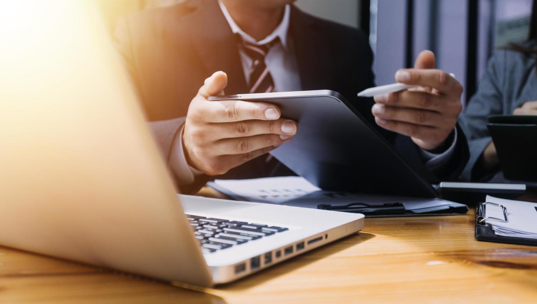 bedrijf team Geschenk. professioneel investeerder werken nieuw begin omhoog project. financiën managers vergadering.digitaal tablet aanmeren scherm computer ontwerp slim telefoon gebruik makend van, in ochtend- licht foto