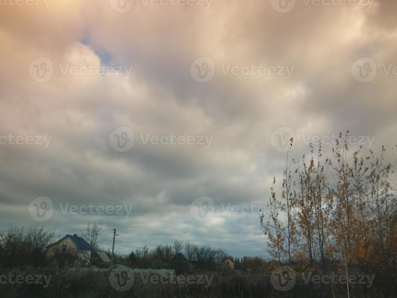 veelkleurig wolken vlieg over- de dorp foto