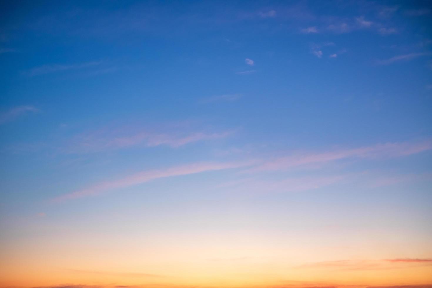 prachtige oranje gradiënt wolken en zonlicht aan de blauwe lucht perfect voor de achtergrond, geniet van eeuwigheid, schemering, regenseizoen, winter, zomer foto