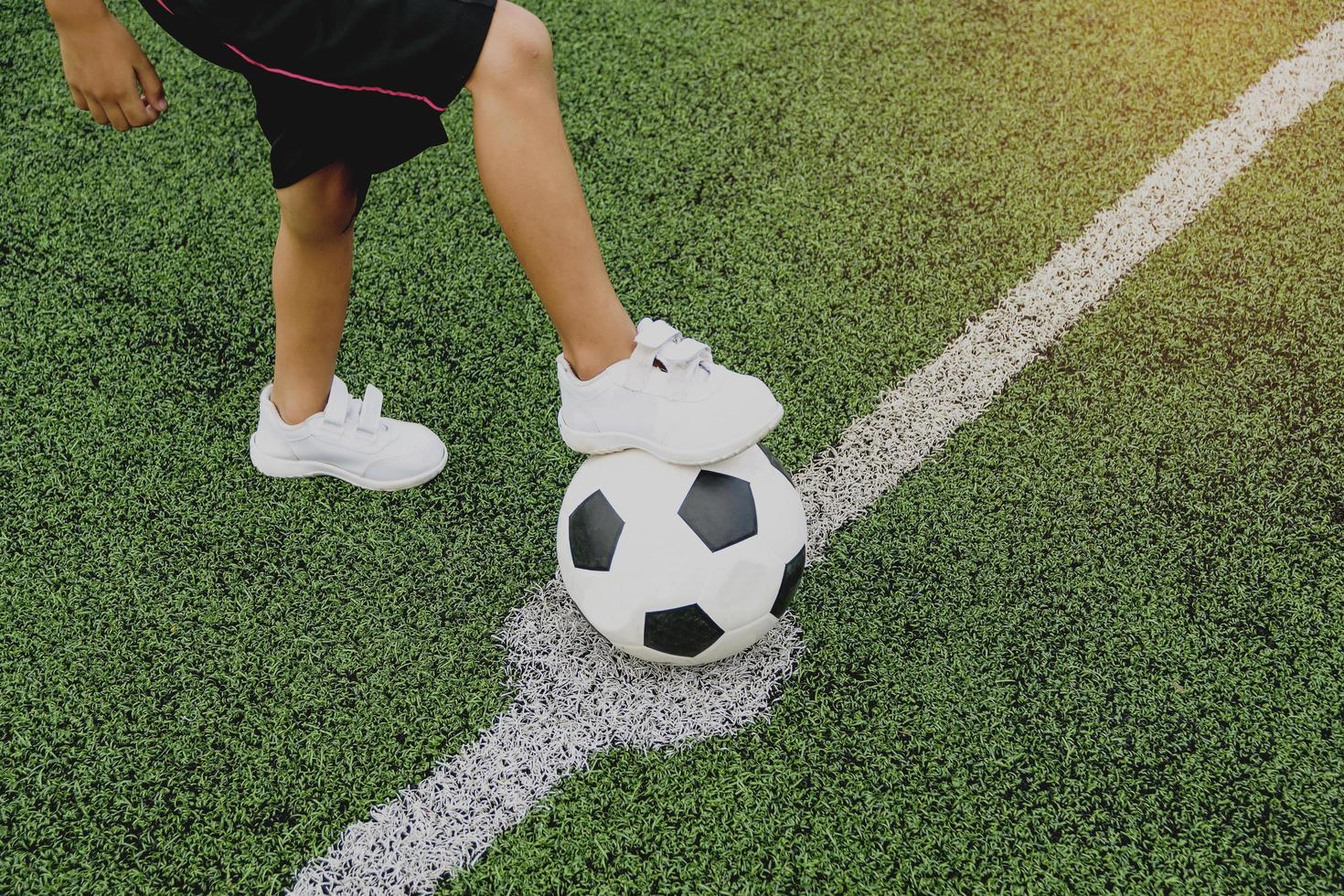 jongen te voetballen foto