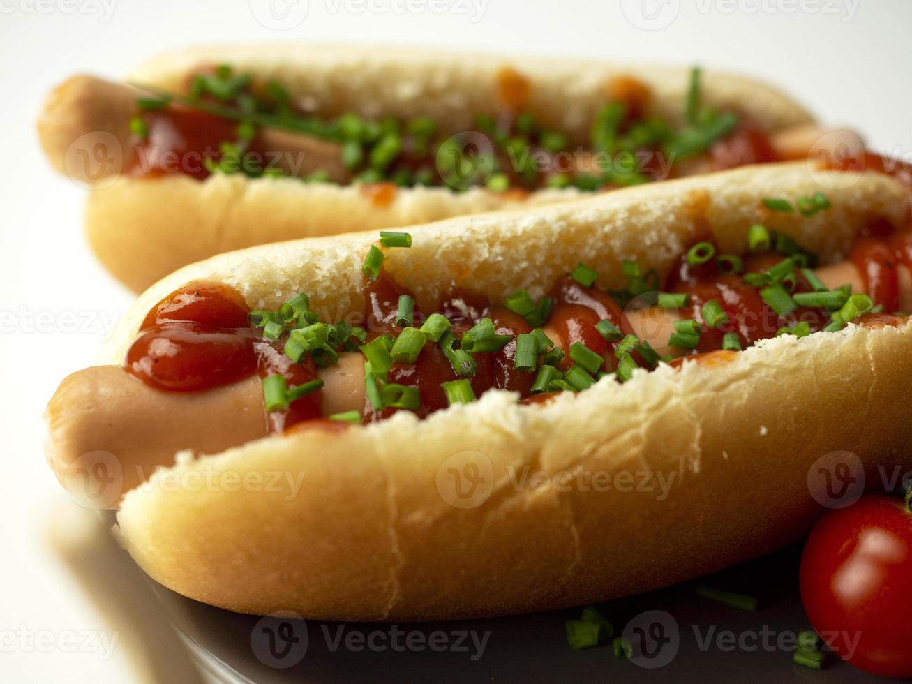 eigengemaakt heet honden met ketchup en bieslook foto