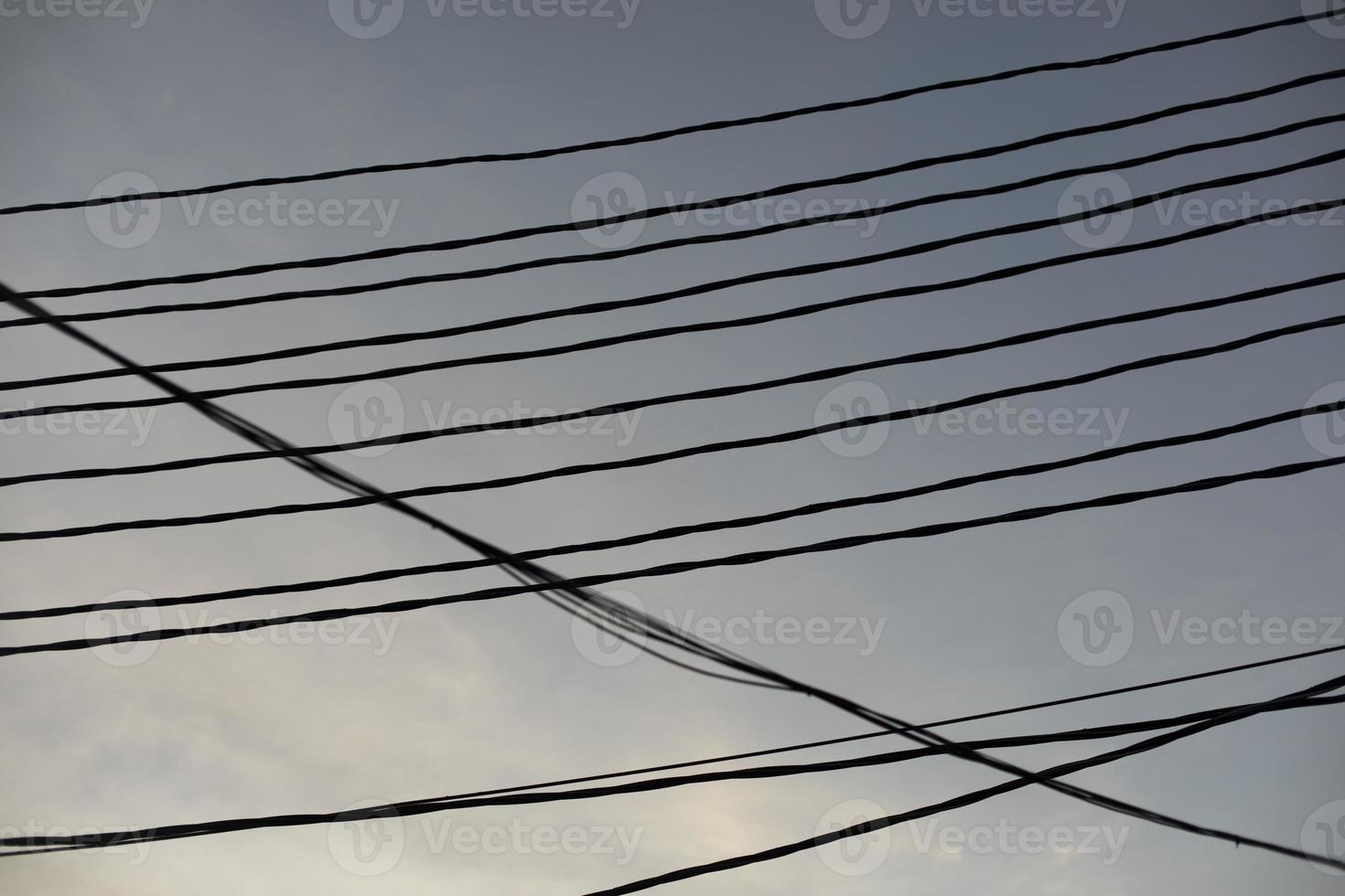 elektrisch draden Aan pool. veel draden tegen lucht. foto