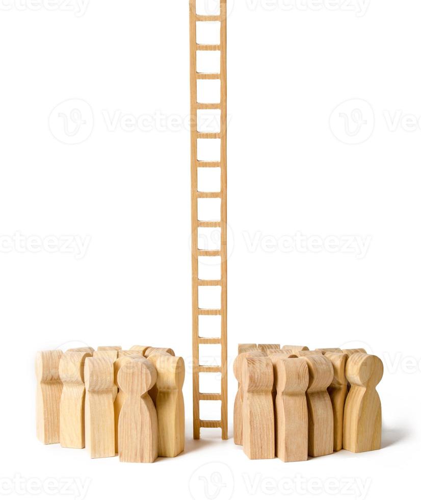 een groep van mensen verzameld Bij een lang trap. verhogen en in beweging omhoog de carrière ladder. moeilijk manier naar succes. ondersteuning en helpen. gereedschap naar bereiken de doel. samenwerking en samenwerking foto