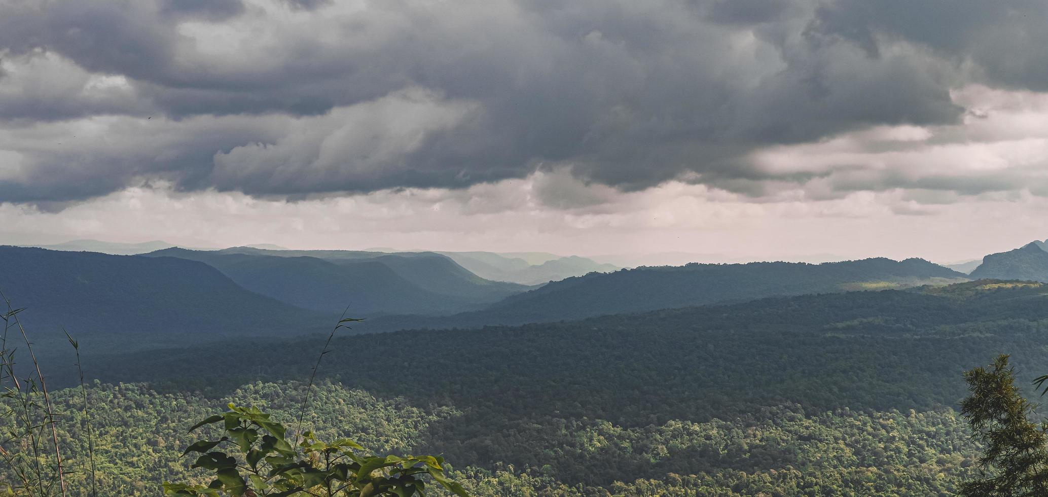 panorama van hoog bergen in Thailand geweldig regenachtig seizoen landschap in de bergen hebben de geheel lucht wolken en de nevel. foto