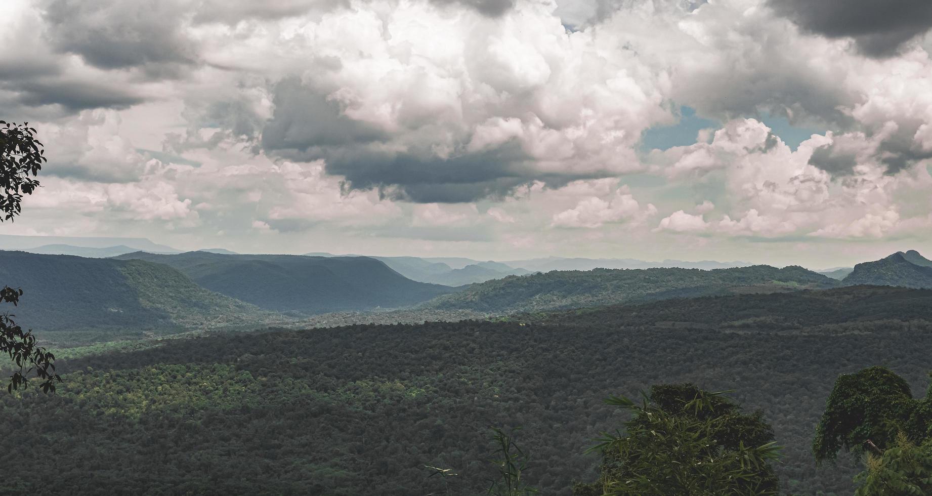 panorama van hoog bergen in Thailand geweldig regenachtig seizoen landschap in de bergen hebben de geheel lucht wolken en de nevel. foto