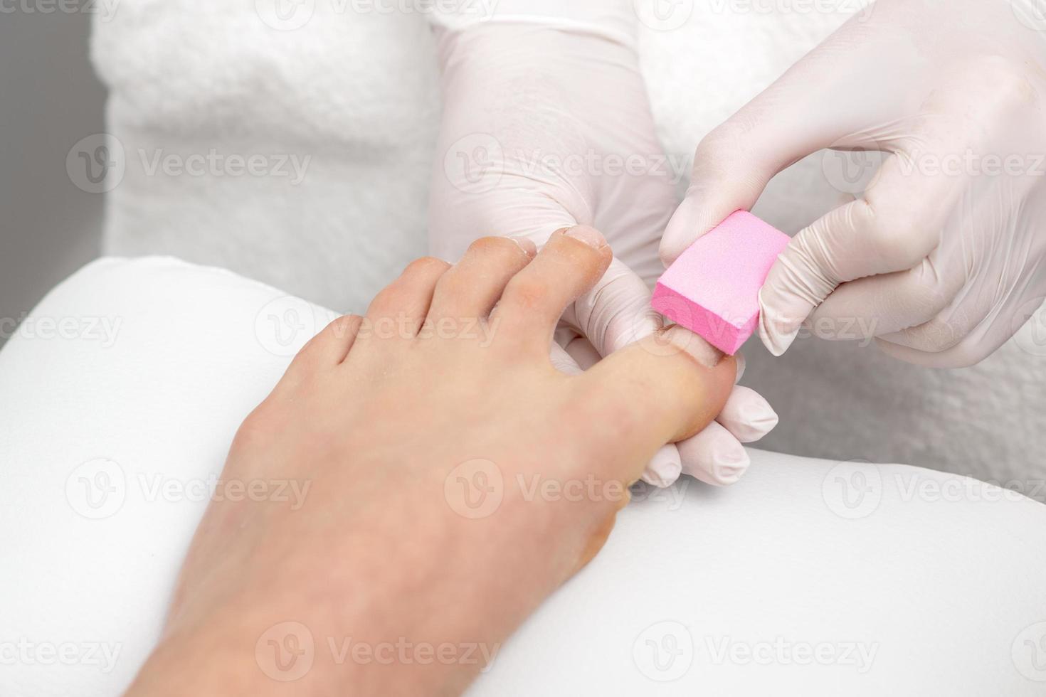 dichtbij omhoog van vrouw ontvangen pedicure foto