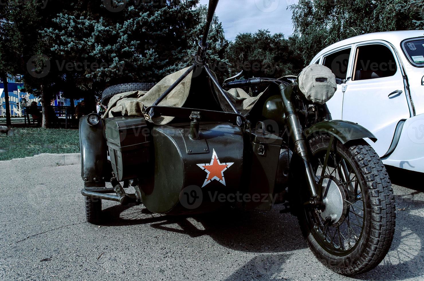 oud driewieler, driewielig grijs motorfiets met een zijspan van Duitse krachten foto