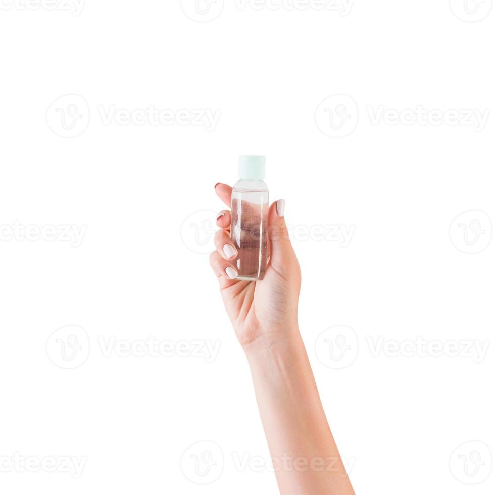 vrouw hand- Holding room fles van lotion geïsoleerd. meisje geven buis kunstmatig producten Aan wit achtergrond foto