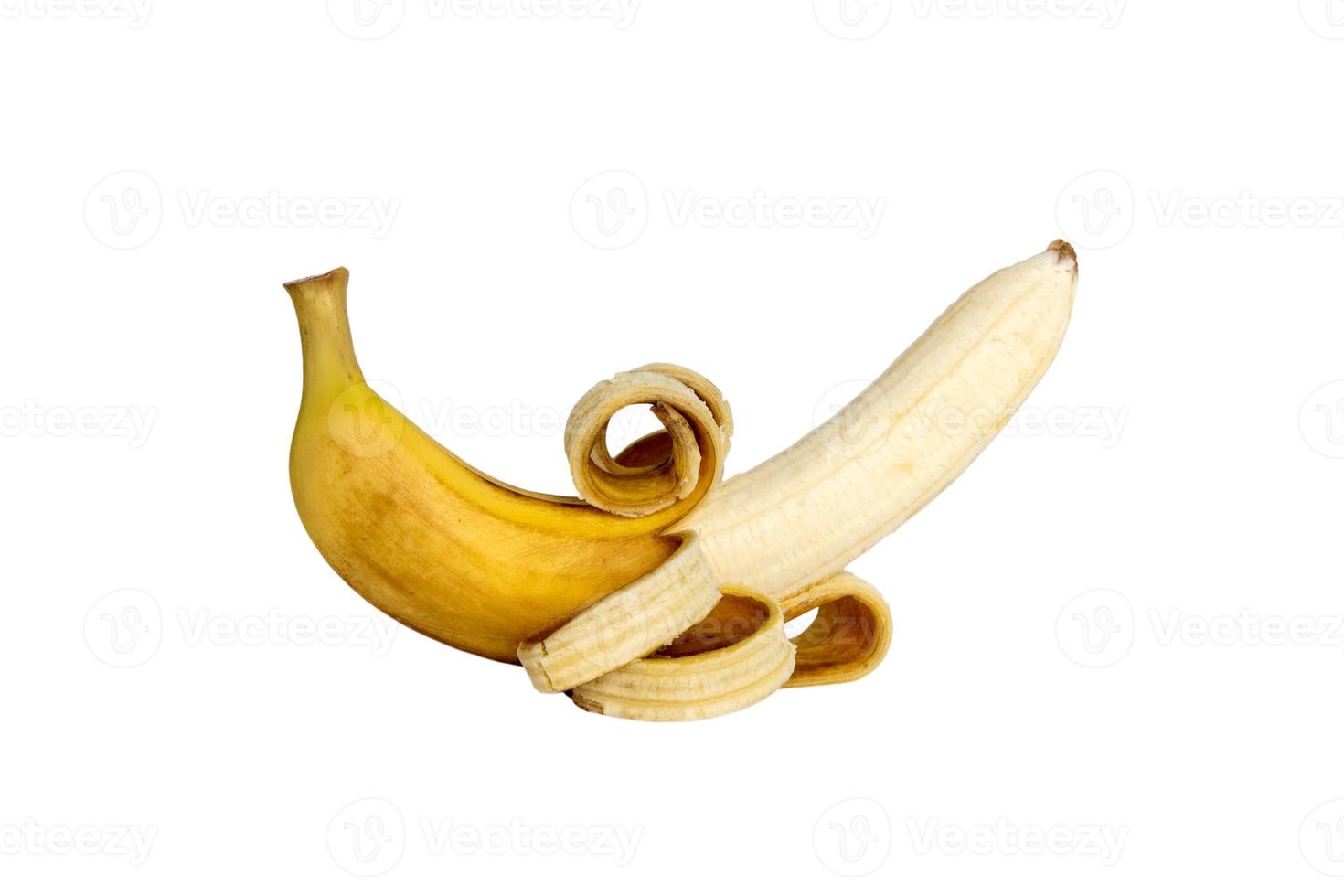 geel bananen geschild huid laten vallen geïsoleerd. foto