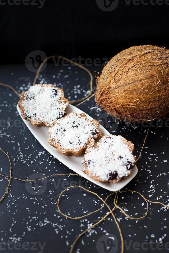 kokosnoot muffins Aan een zwart achtergrond foto