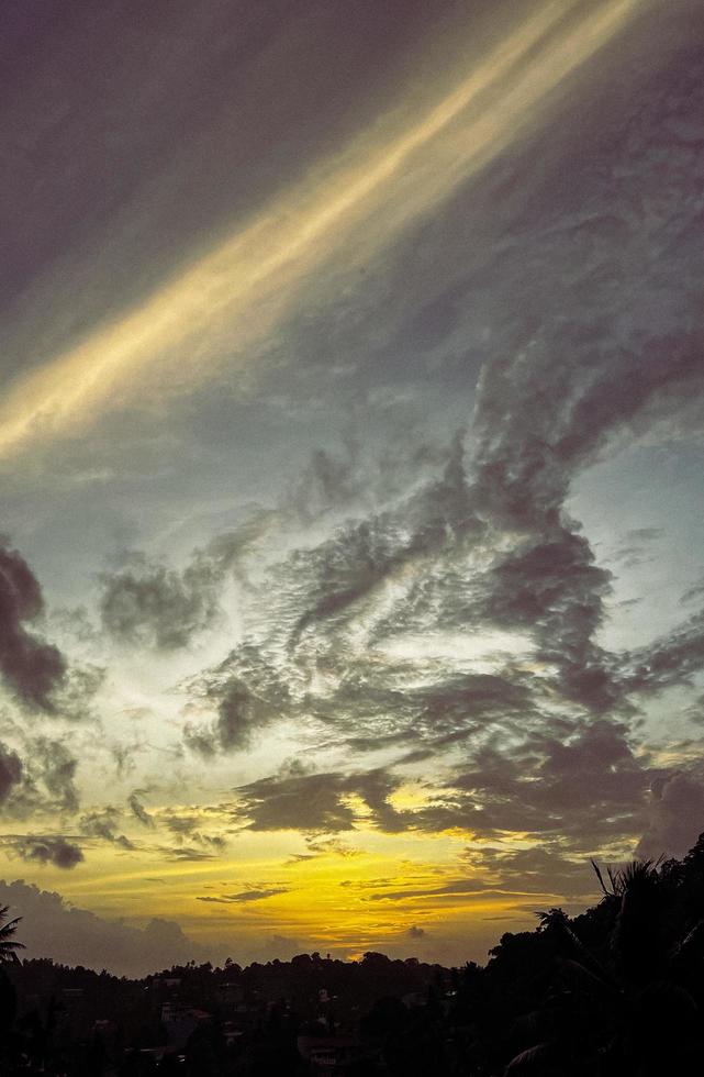 avond lucht gedurende zonsondergang. foto