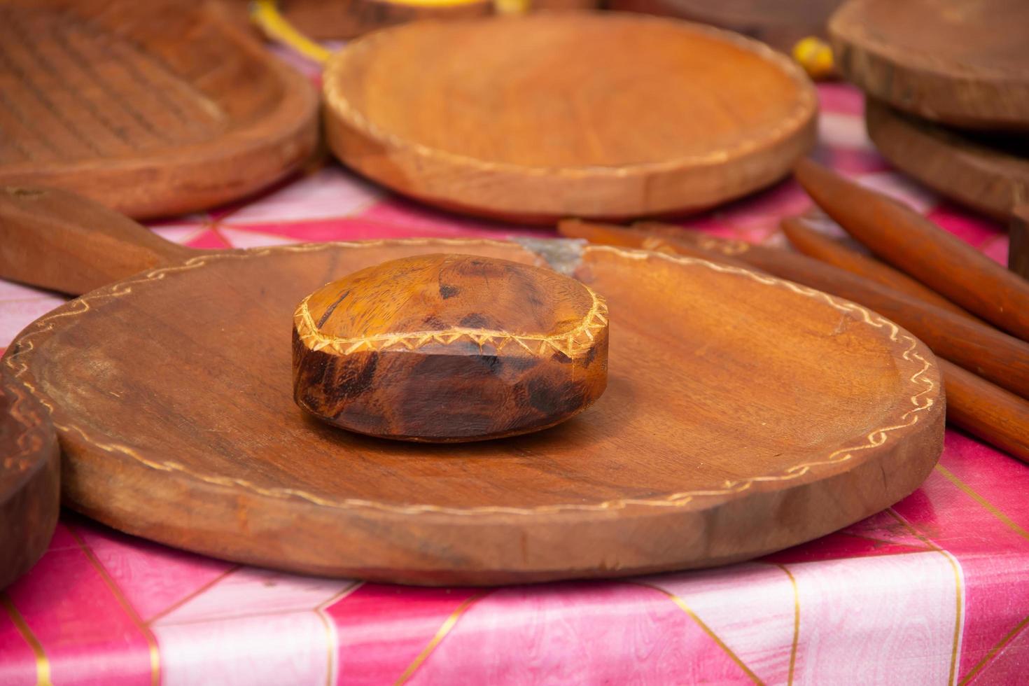 Mortier en stamper gemaakt van hout, welke is gebruikt voor beukende, slijpen, verpulveren, slijpen, en menging zeker ingrediënten foto