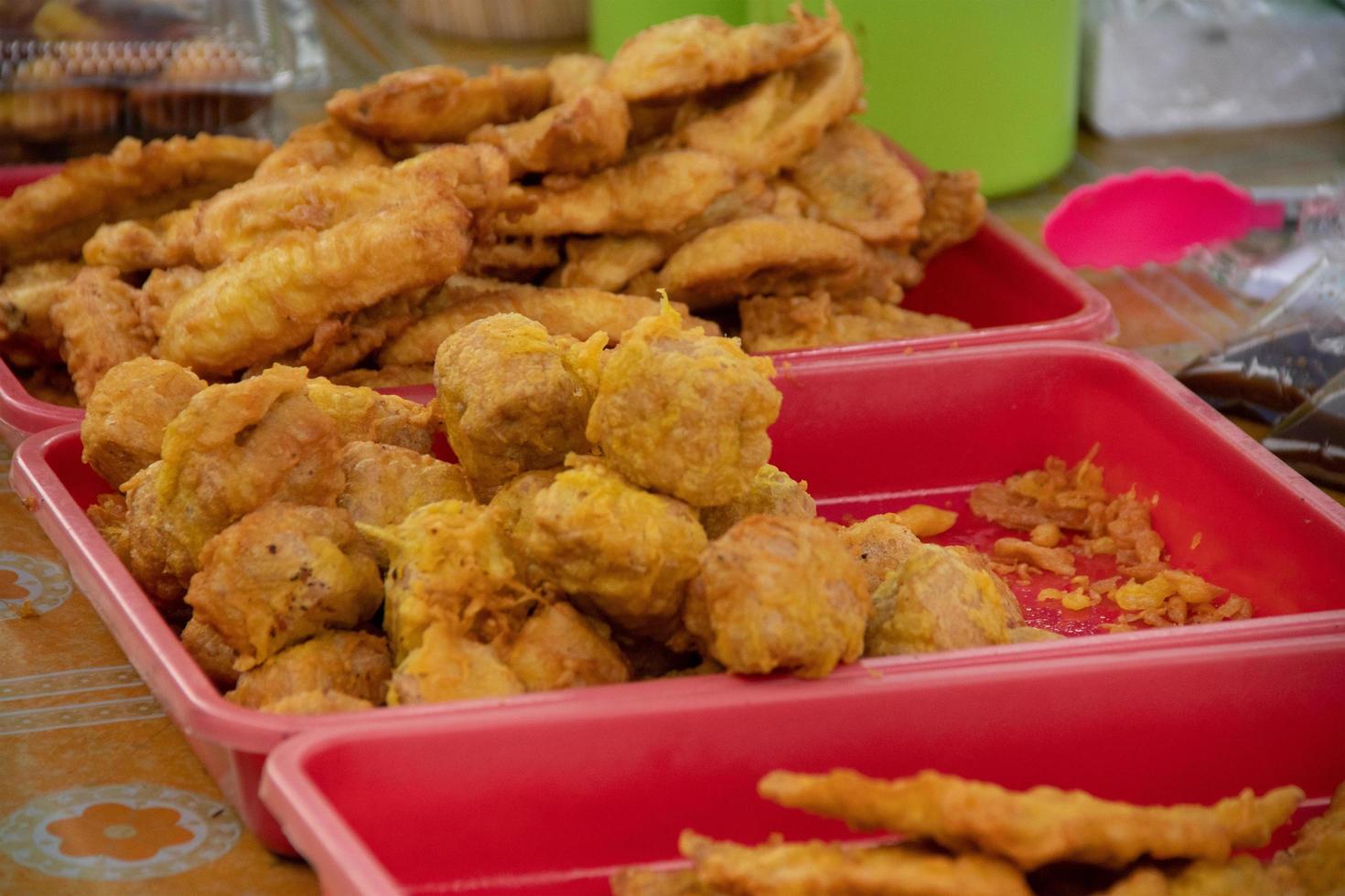 gebakken tofu en tempeh verkocht door straat verkoper, populair Indonesisch straat voedsel foto