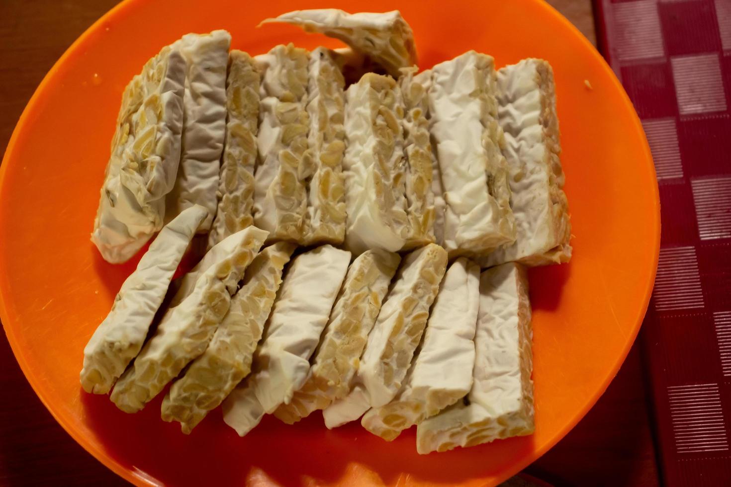 tempeh in een plastic houder dat is geplaatst Aan de tafel foto