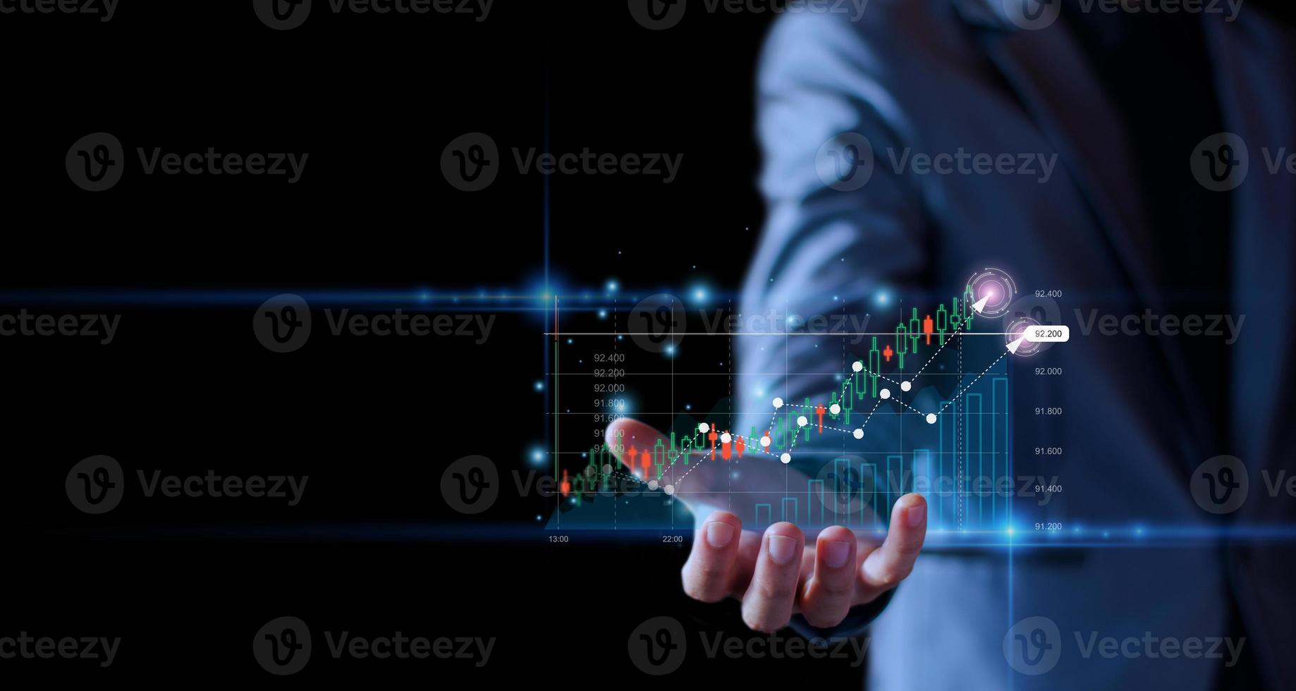 bedrijf groeit concept. zakenman Holding tonen voorraad tabel omhoog. winst van bedrijf, afzet strategie, investering planning, online digitaal bedrijf succes, analyseren economisch trends. voorraad grafiek. foto