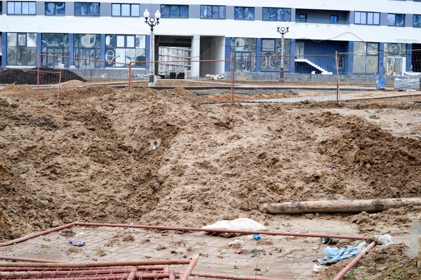 bouw van een groot meerdere verdiepingen comfortabel beton cement modern nieuw monolithisch frame meerdere verdiepingen gebouw met ramen, muren en balkons foto