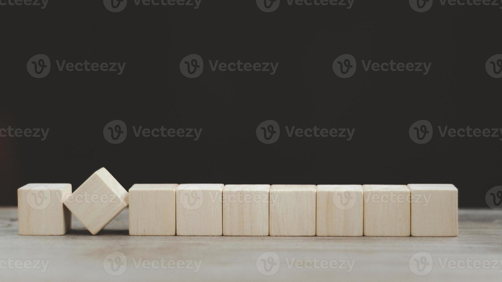 stack houten blokken Aan een donker achtergrond foto