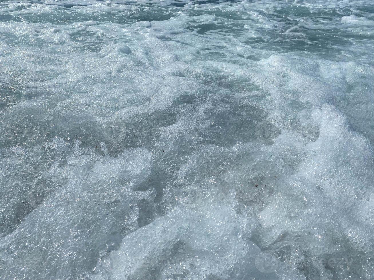 mooi zee met golven spatten warm sprankelend Doorzichtig blauw water in een warm tropisch oosters land zuidelijk toevlucht. achtergrond, structuur foto