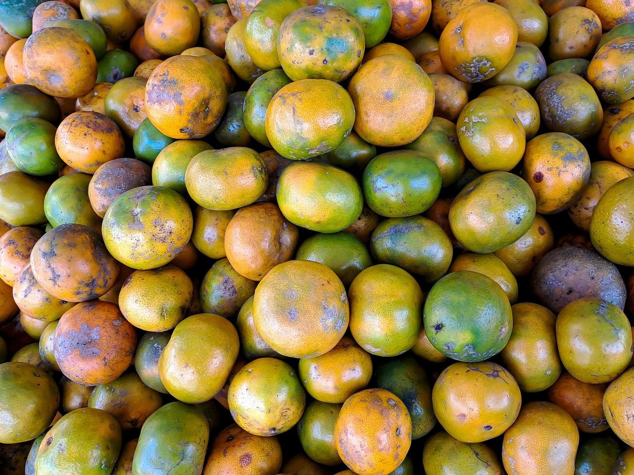 bundel van zoet oranje citrus fruit meerdere fruit zetten Aan houten tafel Aan natuurlijk achtergrond voor uitverkoop in fruit winkel foto