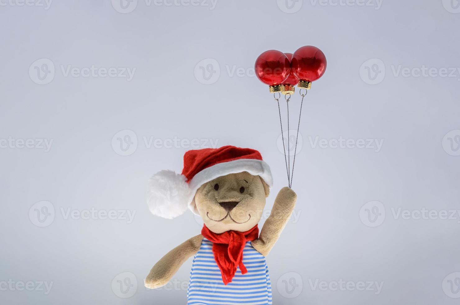 teddy beer de kerstman claus Holding rood kerstballen ornament reeks net zo ballon Aan wit achtergrond. minimaal vakantie concept. foto