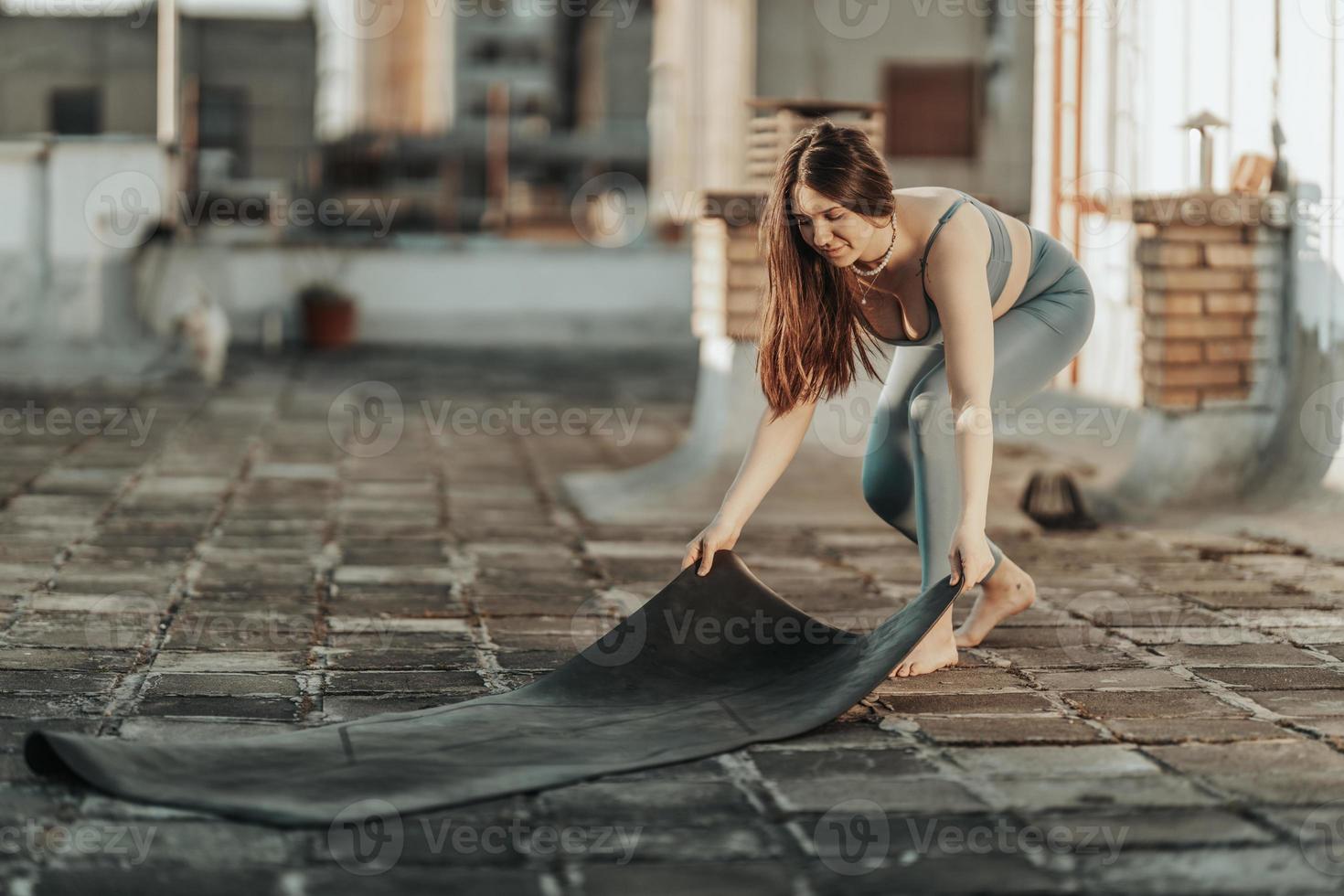 vrouw voorbereidingen treffen yoga mat naar buitenshuis opleiding foto