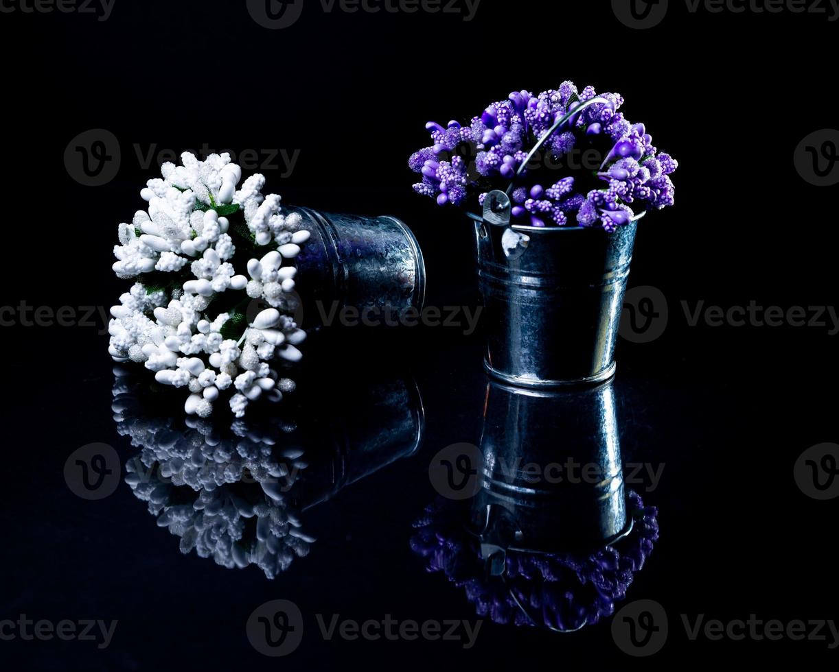 aluminium ijs emmer gelegd in wacht voor gebruiken. roestvrij veelkleurig emmer met groen blauw bloemen foto