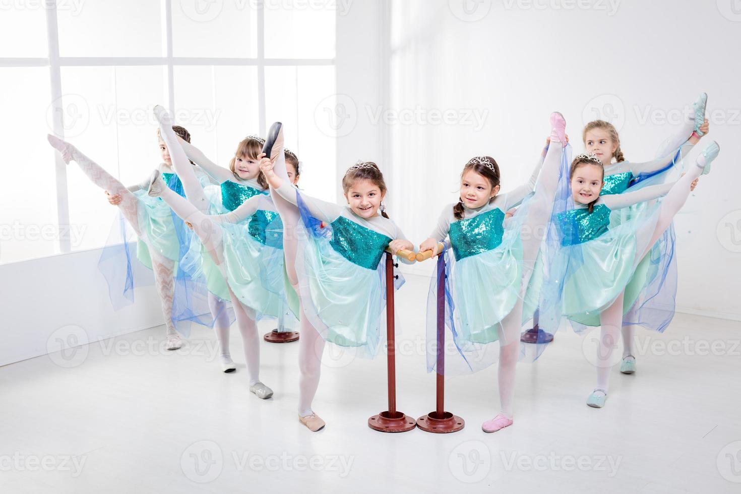 weinig meisjes beoefenen ballet foto