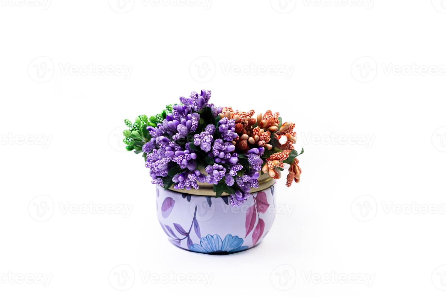 metalen vaas pot met wit rood blauw bloemen . met reflectie, wit achtergrond geïsoleerd, foto