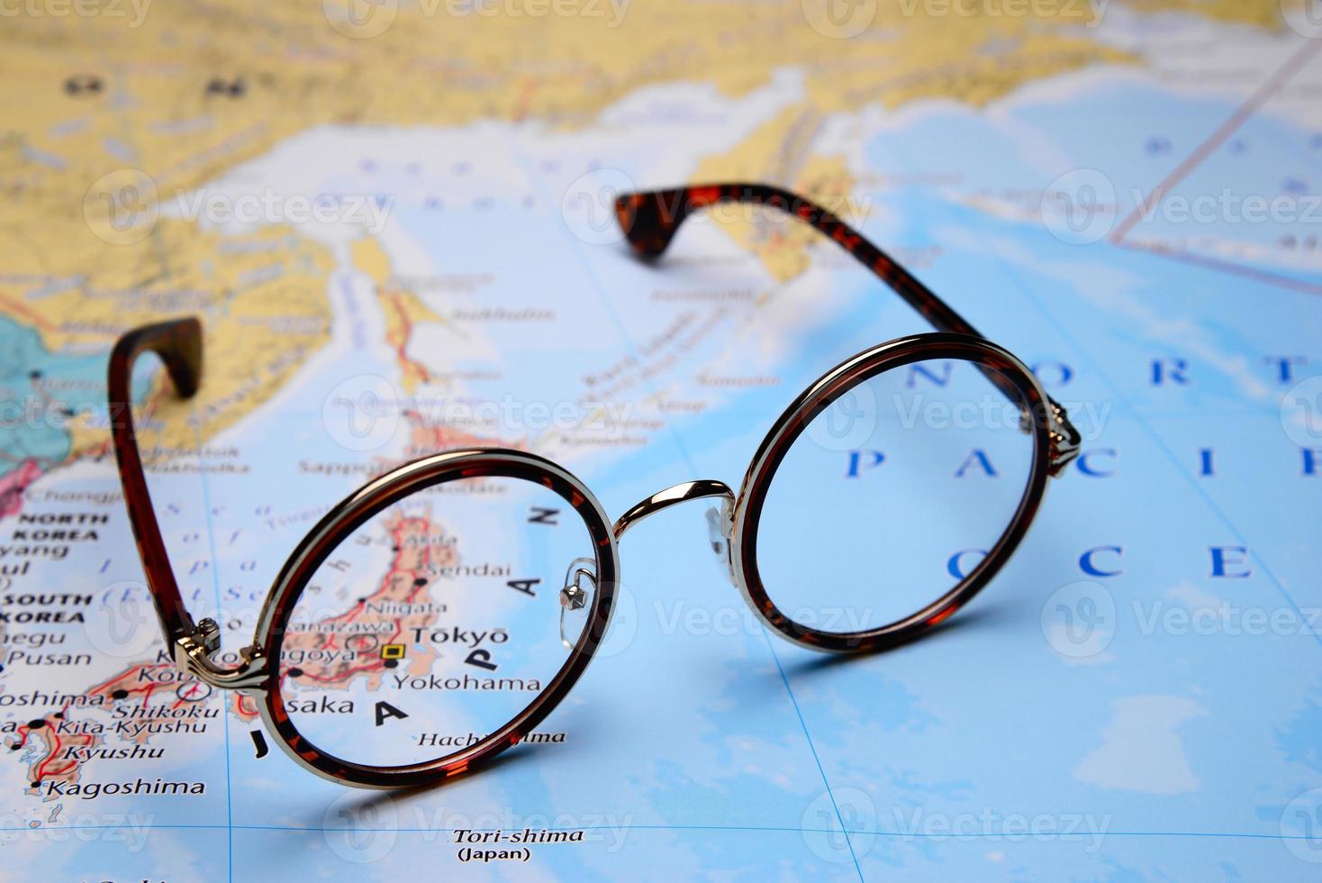 bril op een kaart van Azië - Tokio foto