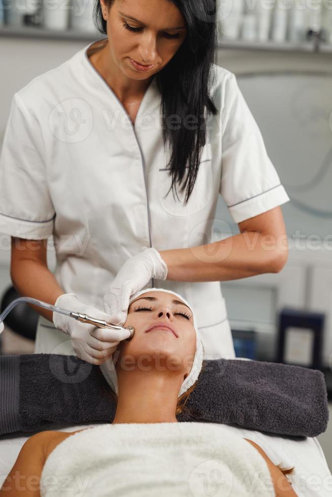 microdermabrasie behandeling in een schoonheid salon foto