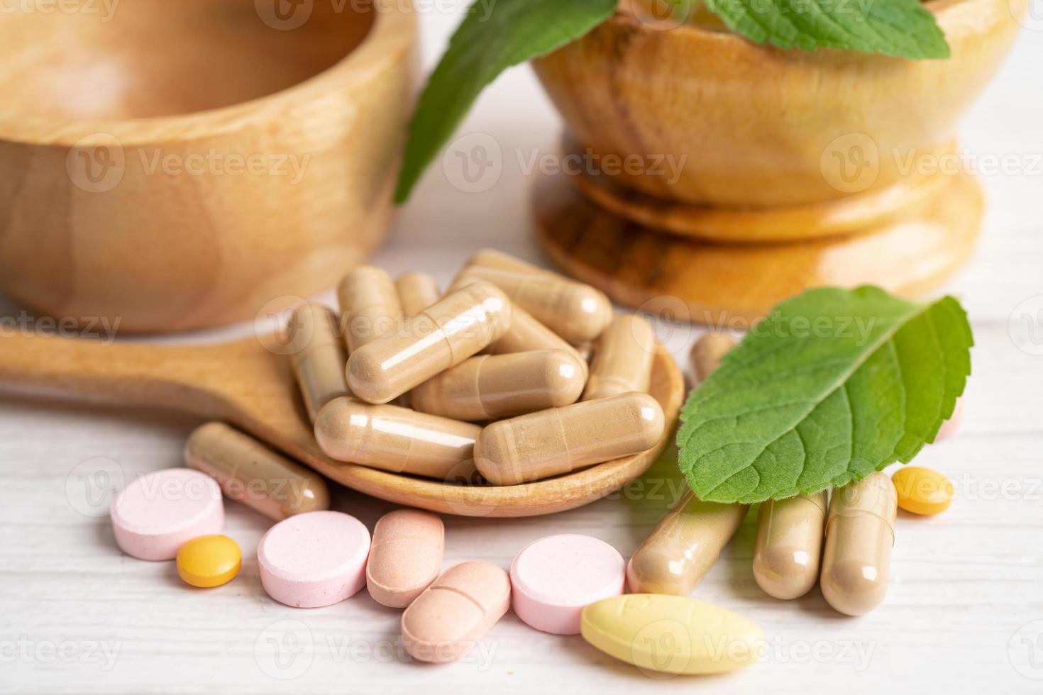 alternatieve geneeskunde kruiden organische capsule met vitamine e omega 3 visolie, mineraal, medicijn met kruiden blad natuurlijke supplementen voor een gezond goed leven. foto