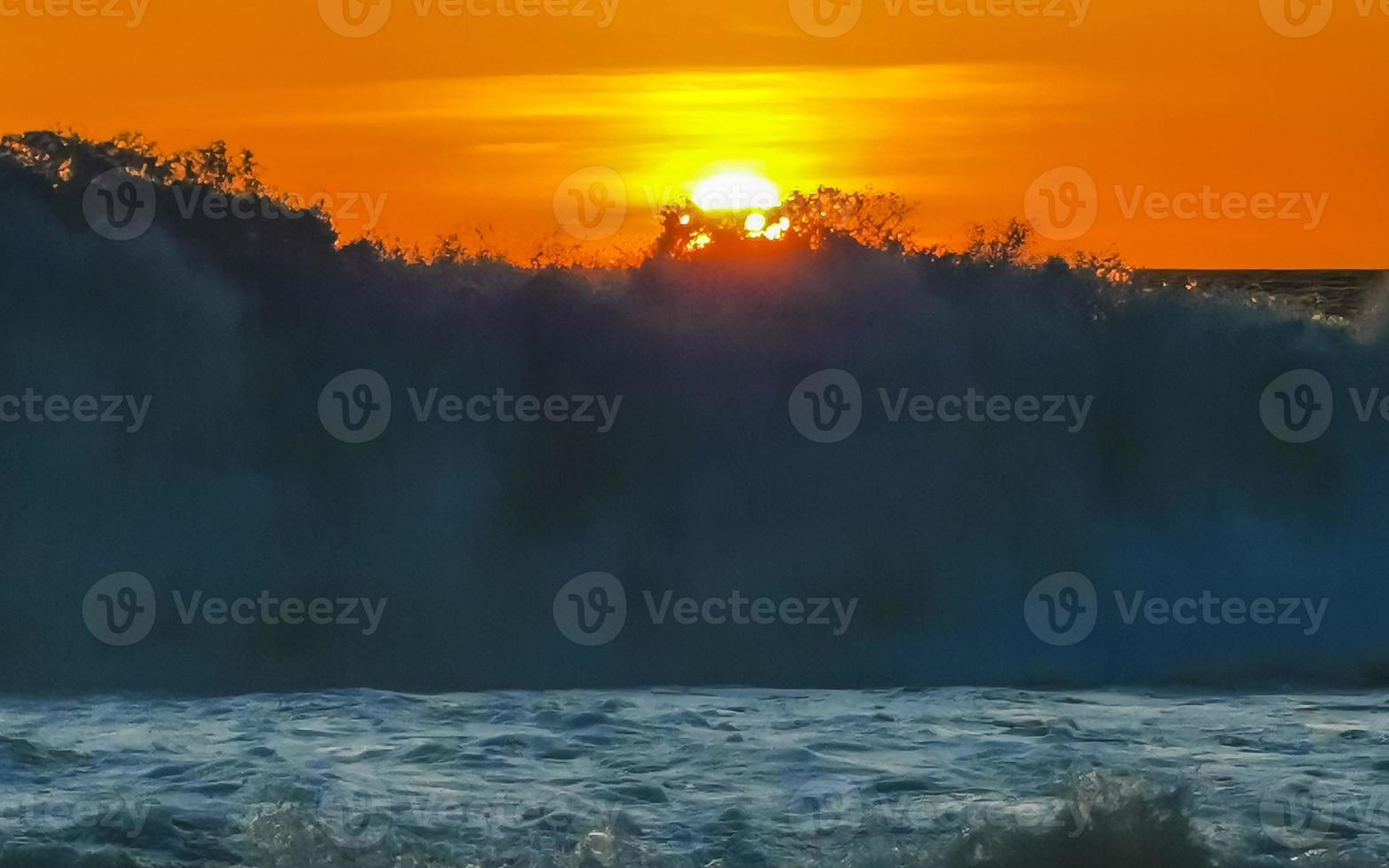 kleurrijk gouden zonsondergang groot Golf en strand puerto escondido Mexico. foto