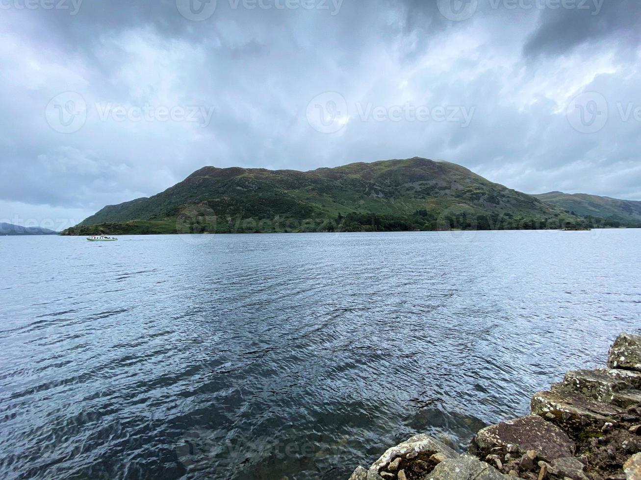 uitzicht op het meer ullswater in het merengebied foto